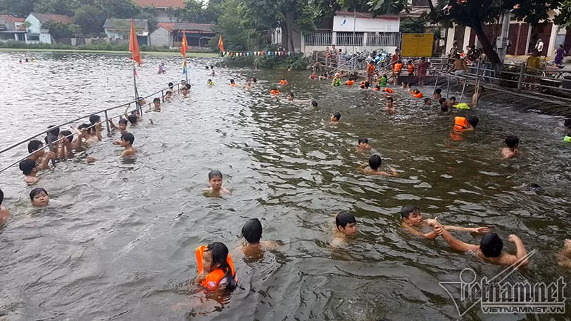 Mỗi năm ao làng Thiên sẽ được thay nước 1 lần, còn việc dọn vệ sinh được thực hiện hàng ngày