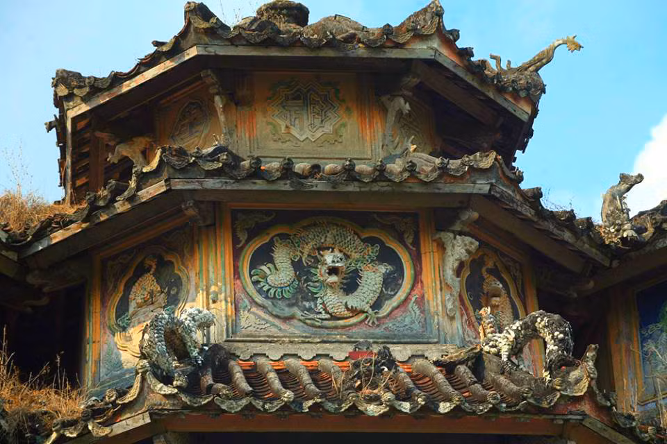 Đây được coi là "Lăng mộ cổ phong cách Việt - Hoa - Pháp - Khmer độc nhất Việt Nam", với những họa tiết hình Rồng - biểu tượng quyền lực cho vua chúa Trung Hoa và Việt Nam, một vị thần Cây-nor giang tay chống đỡ mái - nét kiến trúc đặc trưng của chùa Khmer, mô típ hoa lá phương Tây cổ điển, nóc nhọn lợp mái ngói như tháp của các ngôi chùa Việt. Ảnh: Quốc Quân.