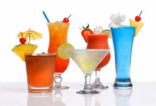 Chính vì vậy, Bộ Tài chính đề nghị bổ sung nước ngọt vào đối tượng chịu tiêu thụ đặc biệt bao gồm các loại nước ngọt có ga, không ga, tăng lực, thể thao, trà, cà phê uống liền được đóng gói theo dây chuyền sản xuất nước ngọt. Bộ Tài chính sẽ trình Chính phủ hai phương án, một là áp mức thuế 10% từ năm 2019, hai là áp thuế 20% từ năm 2019. Ảnh: Internet.