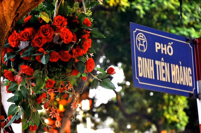 Các tuyến phố đi bộ nằm ở cuối top 10 lần lượt gồm có Hàng Dầu, Đinh Tiên Hoàng, Hàng Khay phường Hàng Trống và Hàng Khay phường Tràng Tiền ghi nhận có giá đất dưới nửa tỷ đồng mỗi m2, dao động 440-490 triệu đồng mỗi m2. Biên độ tăng giá đất ở các phố này cao nhất dưới 7% trong hơn nửa năm qua.