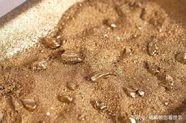 Sông Klondike chỉ có một dòng chảy, là một phần của con sông lớn Yukon bắt nguồn từ Bắc Cực. Khác với những dòng sông có nguồn gốc từ Bắc Cực rất lạnh, nước sông Klondike quanh năm mát mẻ, cảnh vật 2 bên bờ như mùa xuân.