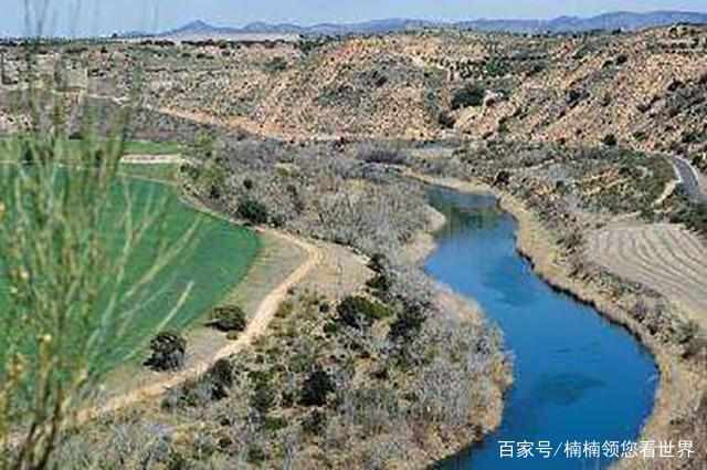 Dưới đáy sông Klondike chứa rất nhiều vàng bụi, vàng thỏi, vàng cục. Sau khi phát hiện ra kho báu này, người dân kéo tới đây rất đông và xây dựng thành một thị trấn nhỏ gần Bonanza. Những người ở đây sống bằng nghề đào vàng và có rất nhiều triệu phú liên tục xuất hiện. Nhưng bây giờ mọi chuyện đã thay đổi.