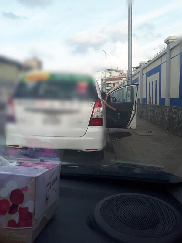 Con gai nho trong cho ba lai taxi ngu gay xuc dong cong dong mang-Hinh-3