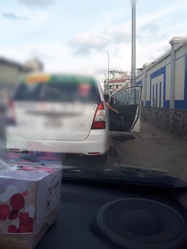 Con gai nho trong cho ba lai taxi ngu gay xuc dong cong dong mang-Hinh-3