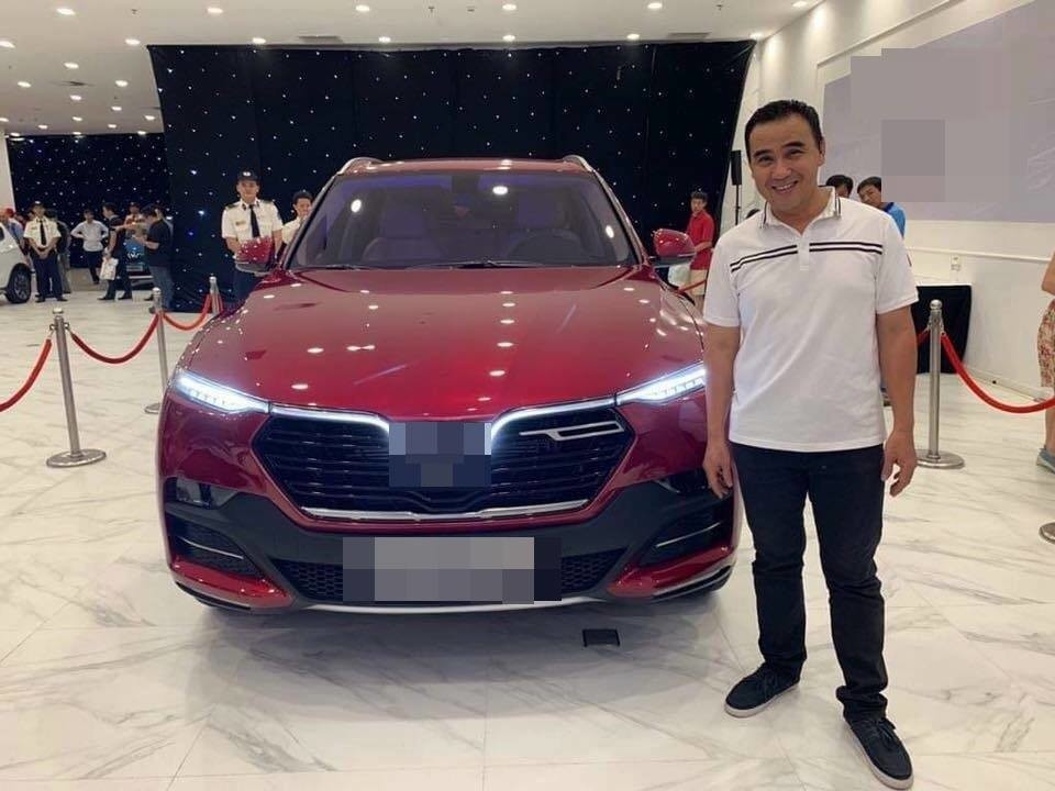Tháng 11/2018, MC Quyền Linh cũng khiến người hâm mộ bất ngờ khi tậu chiếc chiếc ô tô Việt mang thương hiệu Quốc tế.