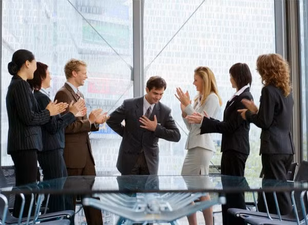 Còn ngược lại, những con người sống giả tạo thường cố gắng làm người khác thích mình, quý mình bằng mọi giá, kể cả thủ đoạn. 