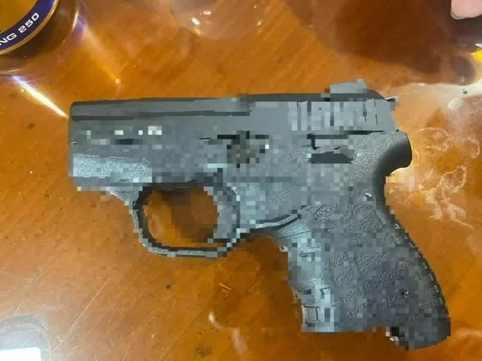 Khởi tố thanh niên xăm trổ cầm súng vào nhà dân bắn loạn xạ - Hình 2 Khoi to thanh nien xam tro cam sung vao nha dan ban loan xa-Hinh-2