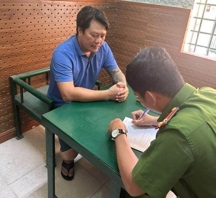 Khởi tố thanh niên xăm trổ cầm súng vào nhà dân bắn loạn xạ Khoi to thanh nien xam tro cam sung vao nha dan ban loan xa