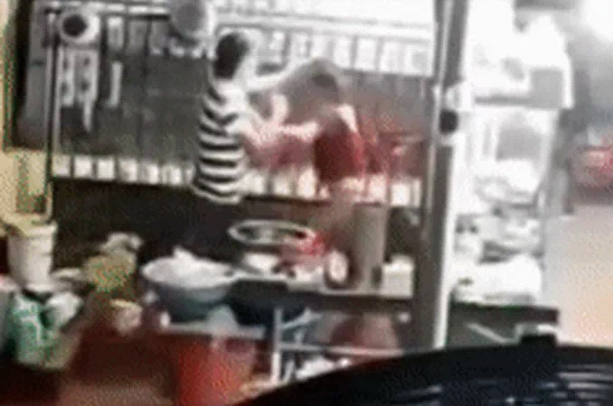 Người đàn ông đánh chủ quán mì Quảng dã man: “Mày biết tao là ai không?“ Nguoi dan ong danh chu quan mi Quang da man: “May biet tao la ai khong?“