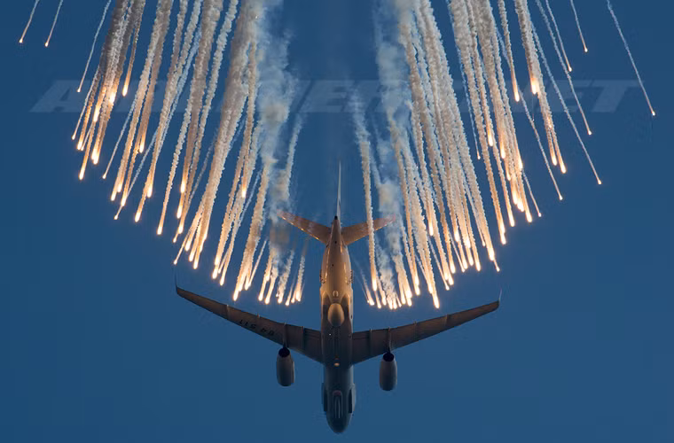 Thiết bị cảm biến quang điện và radar trên máy bay cho phép tạo ra bức ảnh lớn trên mặt đất để nhận diện và xác định vị trí quân địch, ngay cả khi chúng được ngụy trang.