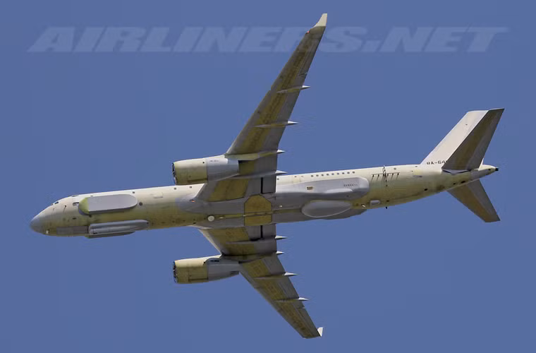 Theo một số nguồn tin ít ỏi, máy bay do thám Tu-214R được phát triển để thay thế mẫu Il-20 đã lỗi thời. Trên máy bay được cấu hình mang trang bị tình báo MRC-411 bao gồm cảm biến tình báo quang điện ELINT, radar khẩu độ tổng hợp SAR và trang bị tình báo tín hiệu và liên lạc. Ngoài ra, trên máy bay có thể mang hệ thống quang điện đa quang phổ.