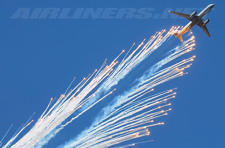 Tu-214R chưa bao giờ trải qua thực chiến, có khả năng việc Không quân Nga đưa loại máy bay đặc biệt này tới Syria nhằm thử nghiệm tính năng hiện đại có trên Tu-214R. Cùng với đó là phát hiện mục tiêu phiến quân IS tại khu vực Latakia.