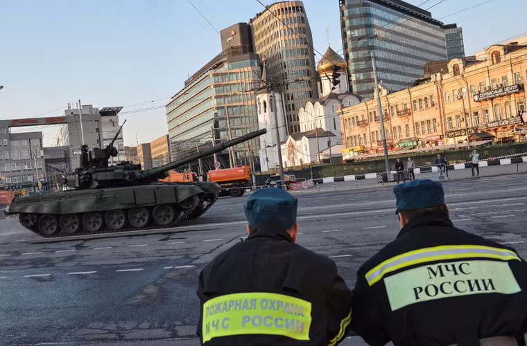 Chuyên gia D. Madzhumbar cũng nhận định, có nhiều lý do để khẳng định Iran hiện chưa đủ công nghệ nguồn để tự phát triển dòng xe tăng hiện đại có tính năng tương đương T-90 hay các dòng xe tăng phương Tây như Abrams hay Leopard-2.