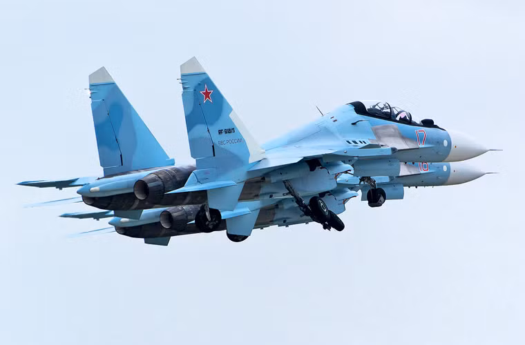 “Điểm khác biệt của phiên bản xuất khẩu Su-30SME chính là hệ thống điện tử hàng không trên khoang. Máy bay này sử dụng các hệ thống điện tử thuần Nga, thay vì các thiết bị do Pháp sản xuất như trên Su-30MKI”, đại diện đoàn đại biểu quân sự Nga tham gia Singapore Air Show 2016 cho biết.