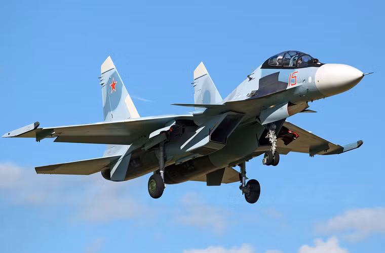 Su-30SM có khả năng mang 8 tấn vũ khí trên 12-14 giá treo bao gồm các tên lửa không đối không tầm ngắn - tầm xa và cực xa, tên lửa không đối đất, tên lửa hành trình không đối đất/chống hạm Oniks hoặc BrahMos.