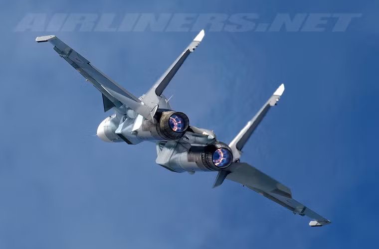 Tiêm kích đa năng Su-30SM được xếp vào hàng chiến đấu cơ thế hệ 4++, tức là máy bay thế hệ 4 nhưng sở hữu nhiều công nghệ của thế hệ 5 như động cơ kiểm soát véc tơ lực đẩy, radar mạng pha siêu mạnh, hệ thống vũ khí tối tân, khả năng tàng hình nhẹ...
