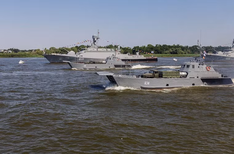 Lực lượng tàu đổ bộ của Hạm đội Caspian có trang bị một số lượng nhỏ các tàu gồm lớp Dyugon Project 21820 (4 chiếc) và lớp Serna (5 chiếc).