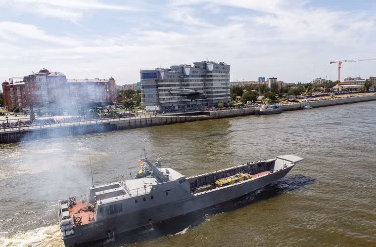 Trong đó, lớp tàu Project 21820 Dyugon có lượng giãn nước 280 tấn, dài 46m, rộng 8,6m, có khả năng chở 140 tấn hàng hóa, 3 xe tăng hoặc 5 xe thiết giáp BTR.