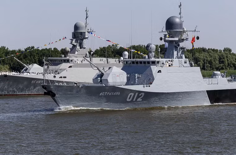 Trong ảnh là tàu pháo tuần tra Buyan Project 21630 được biên chế cho hạm đội giai đoạn từ 2006-2012. Lớp tàu này có lượng giãn nước 550 tấn, dài 62m, trang bị các hệ thống pháo 100mm, pháo phòng không 30mm và pháo phản lực phóng loạt 40 nòng Grad-M.