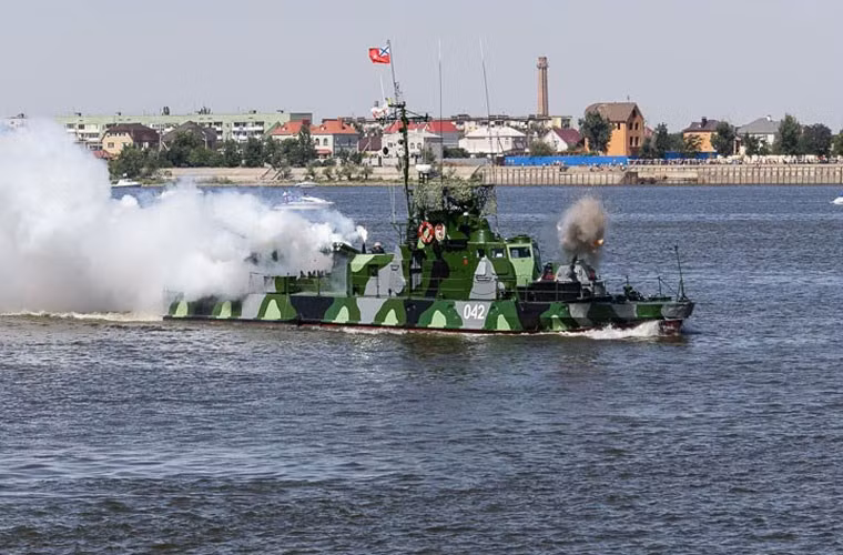 Ngoài các tàu chiến đấu kiểu mới, hạm đội Caspian còn được trang 3 tàu tên lửa tấn công nhanh Project 1241 (trang bị 4 tên lửa diệt hạm P-15 Termit hoặc P-120 Moskit); 3 tàu tên lửa Project 206MR Vikhr (trang bị 2 tên lửa P-15 Termit) và 4 tàu pháo Project 1204 Shmel. Trong ảnh, một trong 4 tàu Shmel khai hỏa pháo 76,2mm trong Ngày Hải quân Nga.