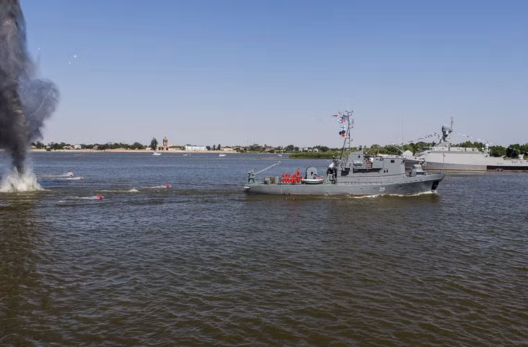 Tàu quét mìn Project 1265 Yakhont có lượng giãn nước 450 tấn, dài 48,8m, thủy thủ đoàn 43 người, trang bị các bộ quét mìn GKT, PEMT-2, ST-2. Trong ảnh là một trong 3 tàu lớp Yakhont trình diễn khả năng rà phá thủy lôi trong đợt kỷ niệm Ngày Hải quân Nga.