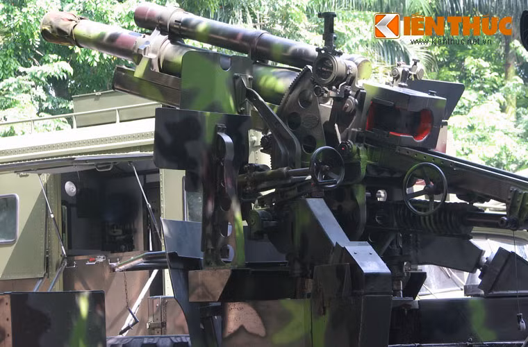 Đặc biệt, sau khi lắp đặt và thử nghiệm thực tế, số lượng pháo thủ trong khẩu đội rút và giảm hơn so với trước đây 4 người, đồng thời giảm được thời gian thao tác chiến đấu và tăng độ bền đối với các cơ cấu của pháo do không phải vận hành dưới mặt đất.