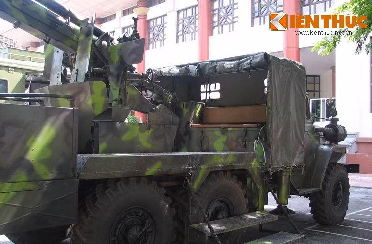 Xe có các bậc thang lên, xuống thiết kế theo kiểu gập và mở, giúp các pháo thủ dễ dàng cơ động khi triển khai và tác nghiệp.