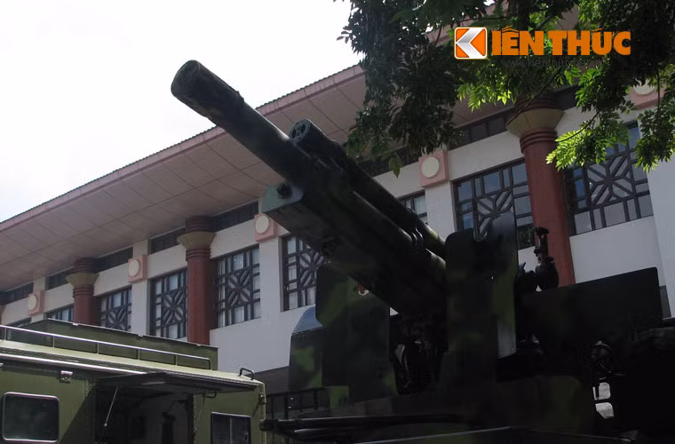 Pháo tự hành 105mm có tầm bắn tối đa hơn 11km và được dùng tiêu diệt các mục tiêu trong và ngoài công sự, chế áp hỏa lực đối phương, tạo điều kiện cho lực lượng khác chiếm lĩnh trận địa khi tấn công.