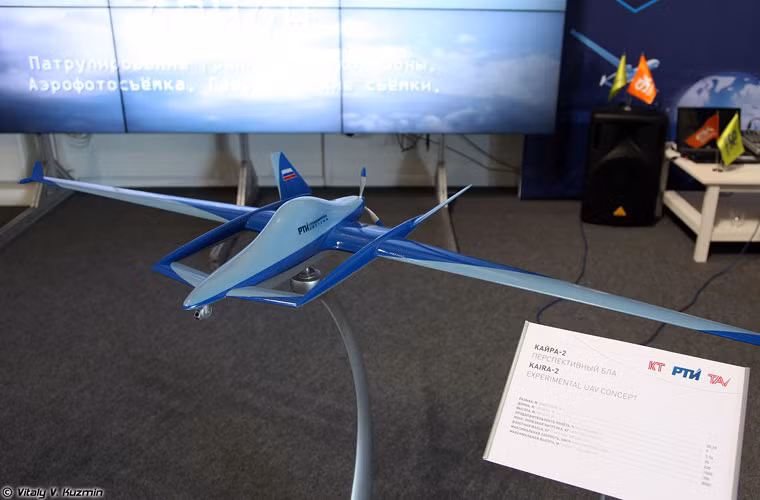 UAV Kaira-2 cũng sở hữu thiết kế độc đáo không kém Fregat với sống đuôi được kéo dài tới tận cánh mũi.