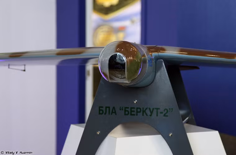 UAV trinh sát Berkut 2 với phần cảm biến camera nằm ở đầu mũi. Nhìn vào mẫu UAV này, nó có vẻ giống một mẫu UAV trinh sát pháo binh (chỉ điểm mục tiêu cho pháo binh) hoặc là UAV cảm tử.