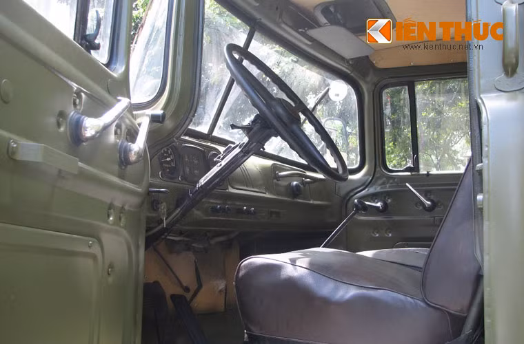 Trước đây, các loại xe công trình sửa chữa tổng hợp chủ yếu được các đơn vị trong quân đội nhân dân Việt Nam sử dụng có nguồn từ Liên Xô. Loại xe này được biên chế chủ yếu cho các đơn vị bảm đảm kỹ thuật cho vận tải, tăng, pháo, tên lửa... Trên loại xe này bố trí rất nhiều phương tiện, dụng cụ sửa chữa: Gò, hàn, tiện, nguội.., nhằm có thể khác phục nhanh tình trạng hỏng hóc của phương tiện khi cơ động thực hiện nhiệm vụ tác chiến. Ảnh: Cabin của xe, xe cần tổ thợ và lái xe là 4 người để triển khai thực hiện nhiệm vụ.