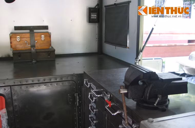 Ê- tô được bố trí trên bàn sửa chữa.