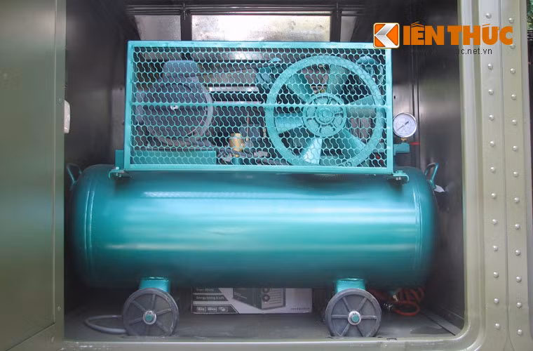 Máy phun sơn có công suất khá cao được thiết kế trong hộp ở sát sau cabin của xe.