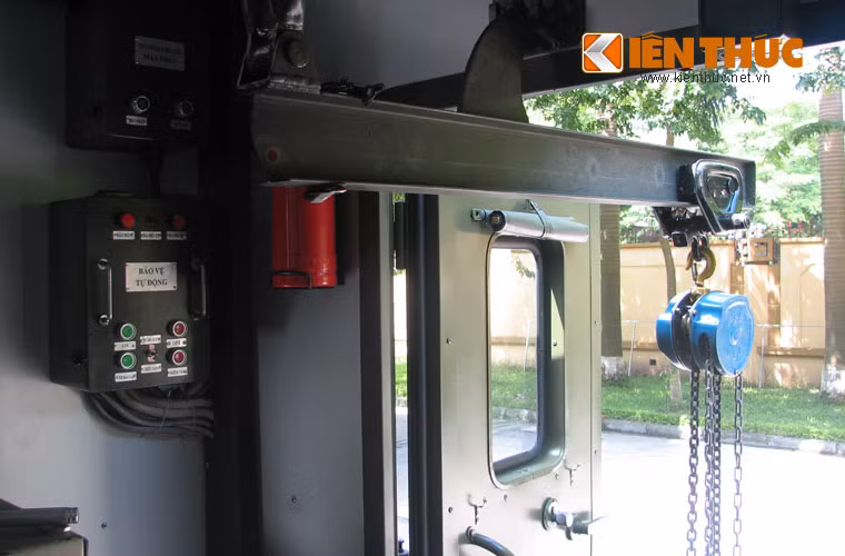 Phía cuối xe có dụng cụ cẩu những khối linh kiện và thiết bị nặng.