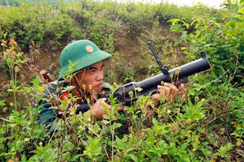 Sẵn sàng nã đạn M79 hạ địch.