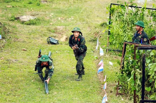 Chiến sĩ đặt bộc phá mở cửa được tiểu đội trưởng dẫn lên vị trí...