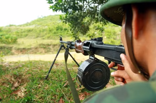 Chứng kiến cán bộ, chiến sĩ đơn vị huấn luyện chiến thuật với đề mục “Trung đội bộ binh mở cửa đánh chiếm đầu cầu” chúng tôi thầm cảm phục ý chí và tinh thần vượt khó của cán bộ, chiến sĩ nơi đây. Mặc cho lưng áo đẫm mồ hôi, khuôn mặt những chiến sĩ sạm nắng chăm chú chờ khẩu lệnh của người chỉ huy, thoăn thoắt chiếm lĩnh trận địa, mạnh mẽ, dứt khoát trong từng động tác đánh phá vào các mục tiêu của địch…