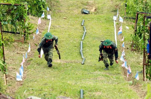 Khi đã mở thông cửa mở, 2 chiến sĩ nhanh chóng đánh dấu cửa mở cho đơn vị.