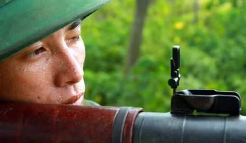 Chiến sĩ B41 lấy phần tử sẵn sàng tiêu diệt hỏa điểm lô cốt.