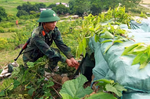 Chiến sĩ bộc phá vận động, đặt lượng nổ phá hủy lô cốt đầu cầu.