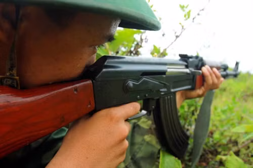 Các chiến sĩ nhanh chóng chiếm lĩnh cảnh giới bảo vệ cửa mở.