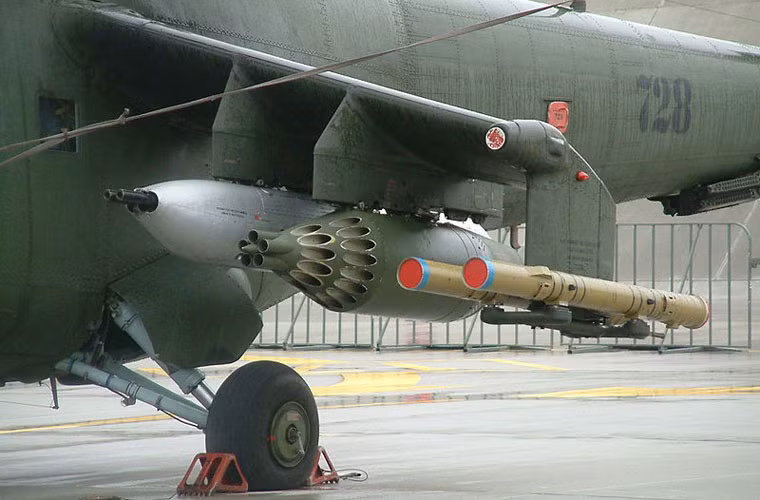 Phiến quân IS được cho là sở hữu khoảng vài chục xe tăng T-54, T-62 và cả T-72. Nhưng với sự xuất hiện của “hung thần diệt tăng” Mi-24 thì có lẽ IS sẽ phải thường xuyên giấu xe tăng để bảo toàn tính mạng. Khi mà Mi-24 có thể mang các tên lửa chống tăng 9K114 Shturm với tầm phóng tới 5km.