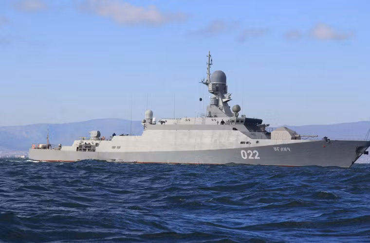 Ba chiếc tàu hộ vệ Proejct 21631 Buyan-M tham gia không kích IS lần lượt mang tên: Grad Sviyazhsk; Uglich; Veliki Ustyug. Chúng có lượng giãn nước 949 tấn, dài 75m, trang bị tổ hợp tên lửa Kalibr tương tự Gepard Dagestan, 8 quả đạn được đặt trong hệ thống phóng thẳng đứng UKSK.