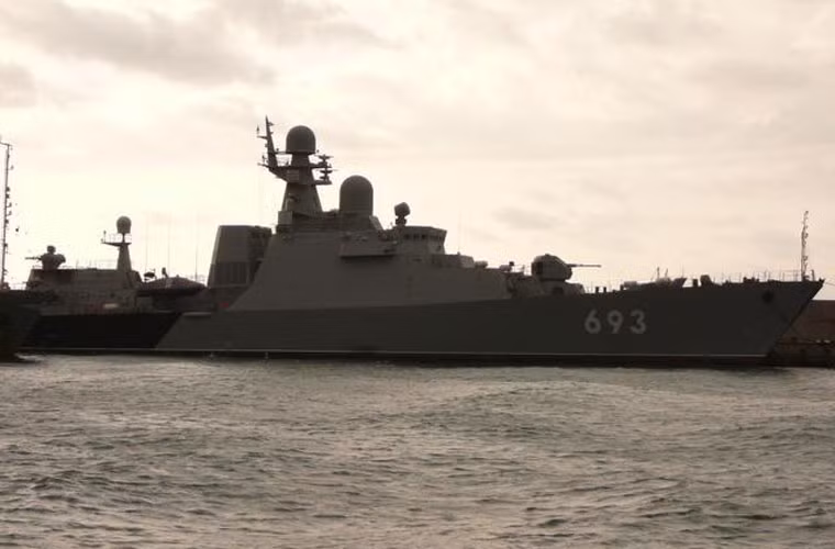 Chiếc tàu hộ vệ Gepard trang bị tên lửa Kalibr mang số hiệu 693 thuộc Project 11661K (biến thể cải tiến mạnh hơn so với chiếc 691 thuộc Project 11661, loại của Việt Nam là Gepard 3.9 Project 11661E), được đặt tên là Dagestan do nhà máy Zelenodolsky chế tạo và chuyển giao vào năm 2012.