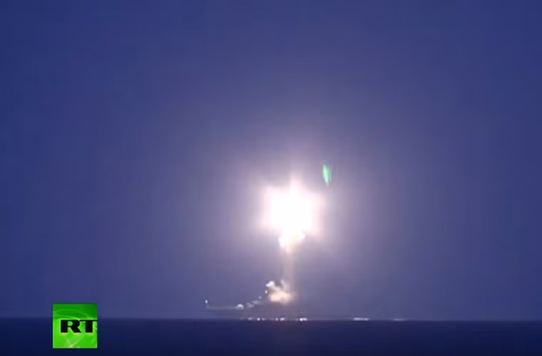 Sáng hôm qua, bốn tàu chiến Nga đã phóng tên lửa đánh IS ở Syria. Điều đáng lưu ý, các tàu chiến Nga thực hiện cuộc phóng tên lửa hành trình khi đang hoạt động trên biển Caspi (nằm tách biệt hoàn toàn với các đại dương còn lại). Nghĩa là, 26 quả tên lửa hành trình vượt 1.500km tiến công 11 mục tiêu phiến quân IS.