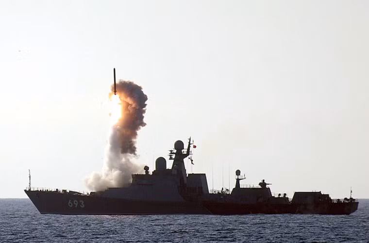 Với tổ hợp tên lửa Kalibr NK, Dagestan có khả năng tiêu diệt tàu mặt nước ở cự ly 440-660km với đạn tên lửa hành trình chống hạm 3M-54T.