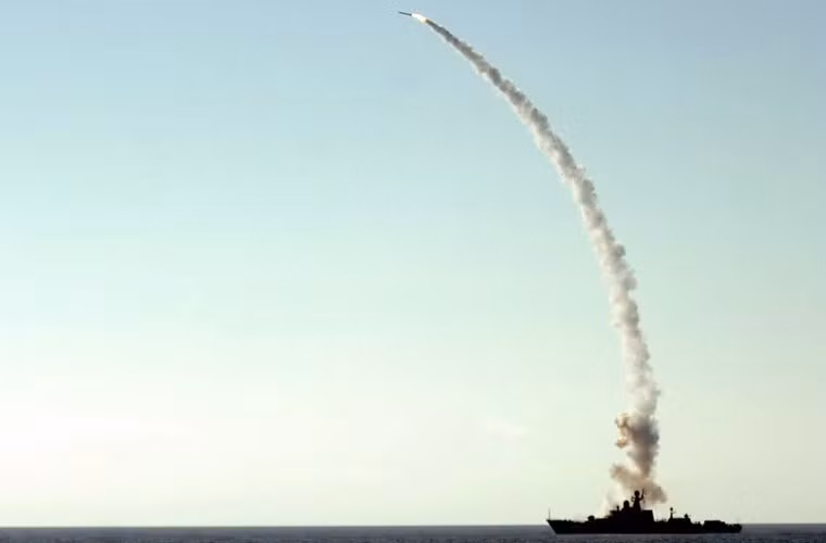 Còn với nhiệm vụ tiêu diệt mục tiêu trên đất liền, Dagestan có thể tiến công ở tầm 1.500-2.500km với đạn tên lửa hành trình đối đất 3M-14T.