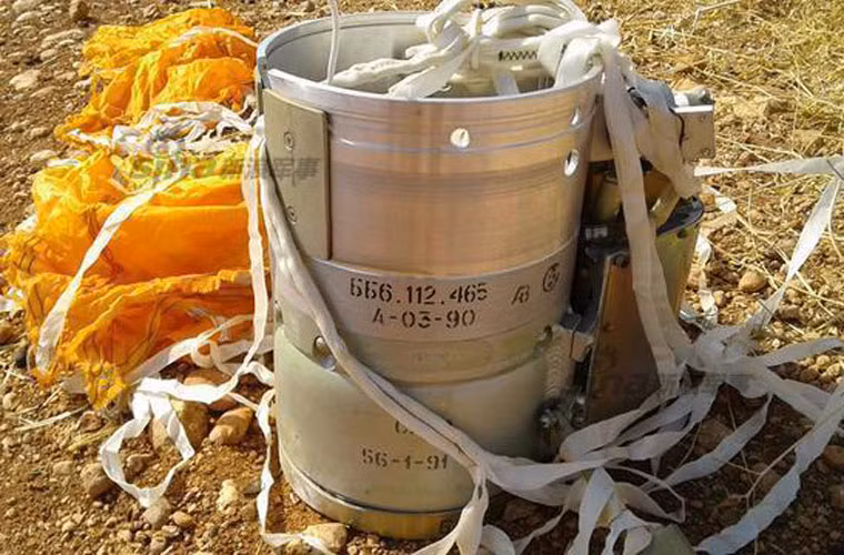 Thiết bị này có gắn dù hãm nhỏ, trên nó được lắp đặt nhiều trang bị điện tử đi kèm.