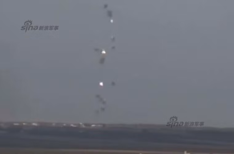 Các nguồn tin phương Tây khẳng định, đây là “bom con” của bom chùm RBK-500 được thả từ một máy bay cường kích Su-24 của Không quân Nga đang tham gia chiến dịch không kích IS.