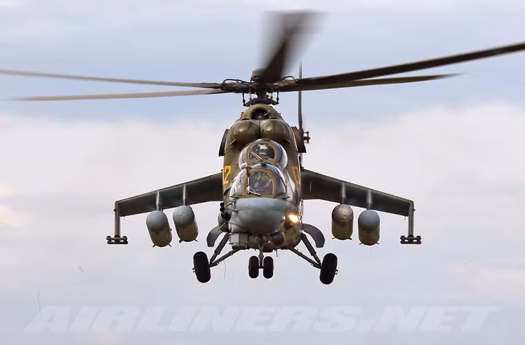 Tất nhiên, điểm đáng sợ nhất Mi-24 là sức mạnh hỏa lực kinh người của nó. Trên Mi-24 thiết kế hai cánh nhỏ trên thân với 6 điểm treo cho phép mang nhiều loại vũ khí khác nhau như: rocket, tên lửa chống tăng, pod súng máy và thậm chí là bom hàng không (ít có loại trực thăng tấn công nào có khả năng tương tự).